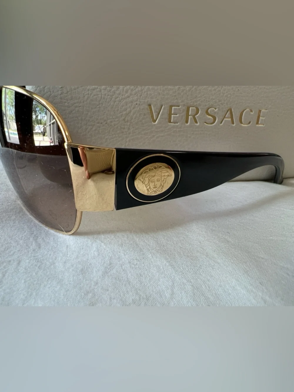 Black and gold - Versace Sunglasses with Case - Picture 1 of 9